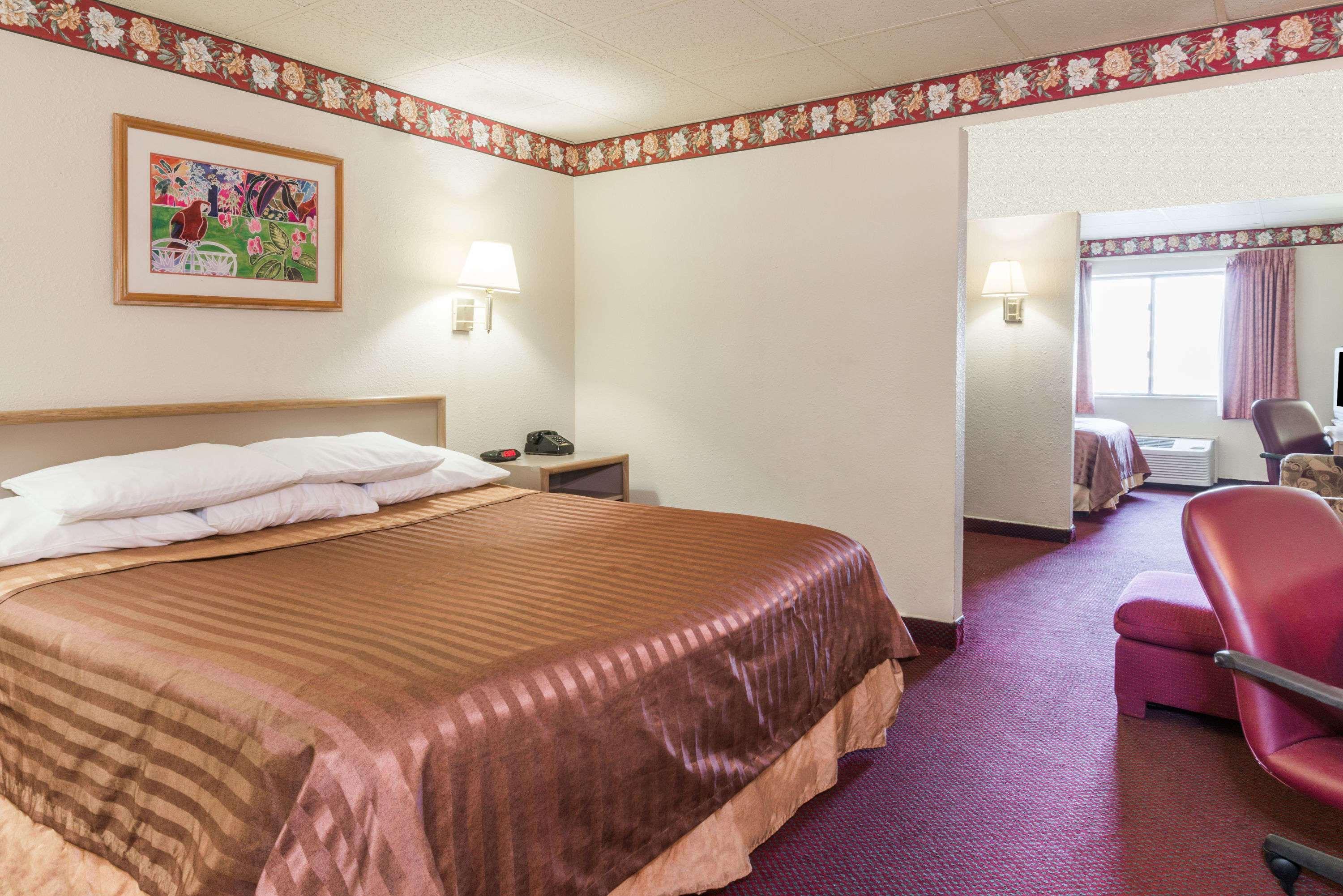 Travelodge By Wyndham Airport Platte City Екстериор снимка